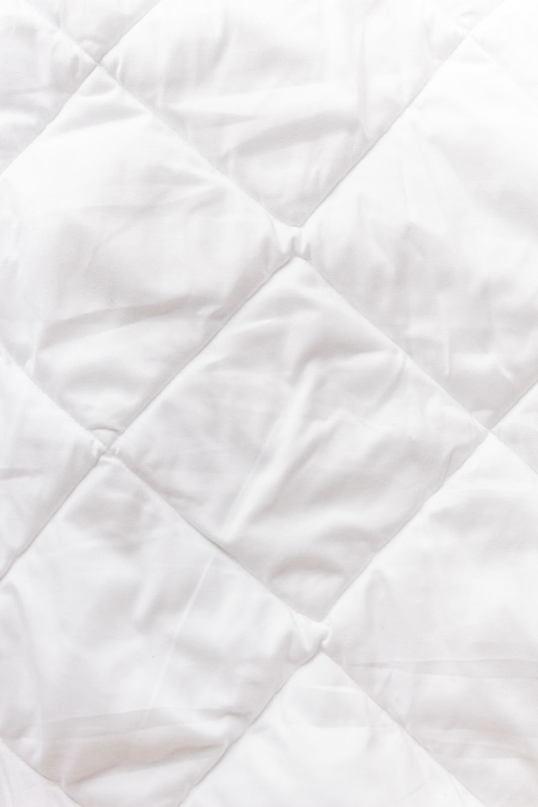 Mattress protector fitted on a hotel bed
